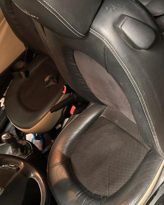 Sedili in pelle bicolore lancia y