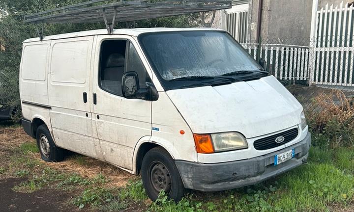 Ford Transit passo corto e tetto basso