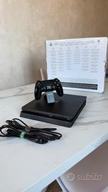 PS4 SLIM 1 TB tenuta in buono stato