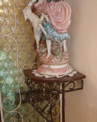 Mensola in ferro lavorato con statua