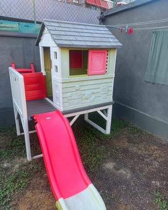 Casetta con scivolo da giardino