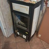 Stufa a legna con riferimenti ceramica