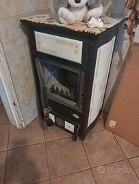 Stufa a legna con riferimenti ceramica