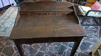 Scrivania in stile arte povera 