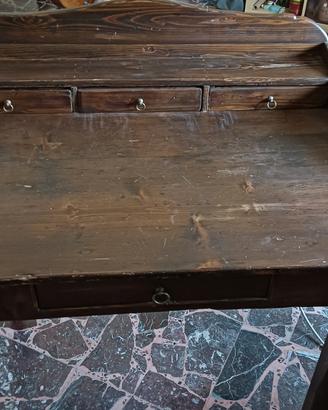 Scrivania in stile arte povera 