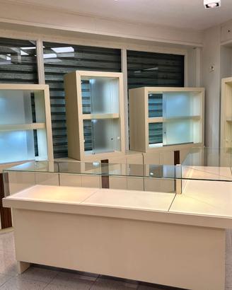 ARREDAMENTO NEGOZIO