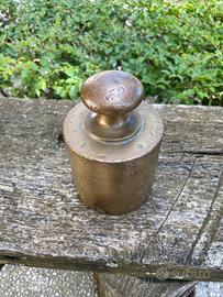 Antico peso ottone