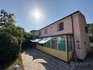 Candia porzione di colonica con comodo box auto