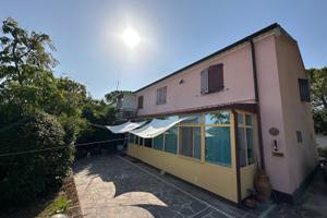 Candia porzione di colonica con comodo box auto