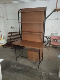 scrivania con libreria