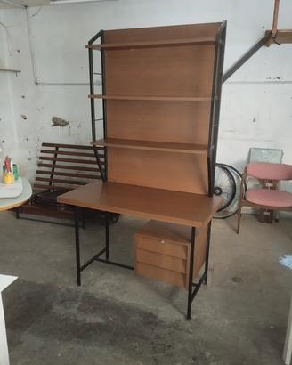 scrivania con libreria