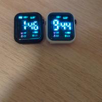 Orologi digitali bianco e nero