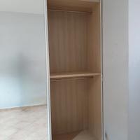 Armadio con ante scorrevoli a specchio.