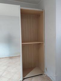 Armadio con ante scorrevoli a specchio.