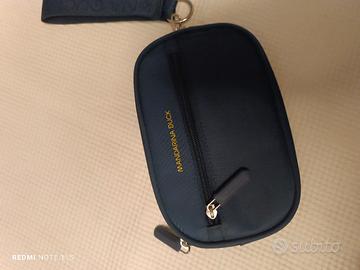pochette mandarina duck