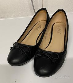 Decoltè in pelle nera