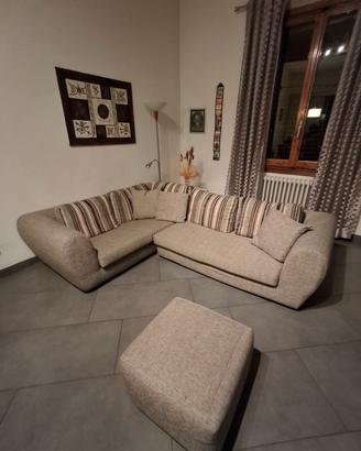 divano angolare in tessuto