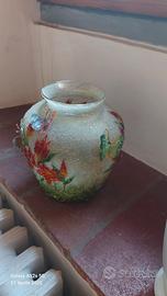 vaso con farfalle in rilievo