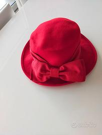 Cappello rosso in panno