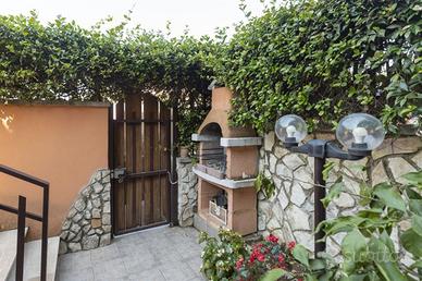 Villino angolare con giardino e posto auto