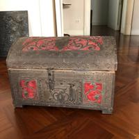 Antico baule monetiere in ferro forgiato e velluto