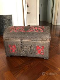 Antico baule monetiere in ferro forgiato e velluto