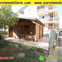 Locale magazzino con giardino e posti auto