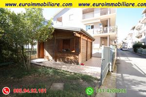 Locale magazzino con giardino e posti auto