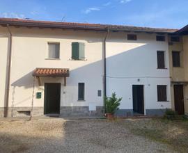 CASA ACCOSTATA IN CORTE CON SCOPERTO DI PROPRIETÀ