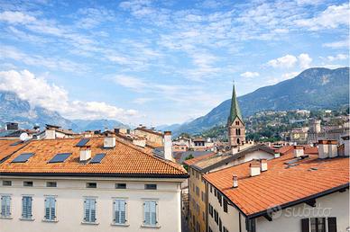ELEGANTE ULTIMO PIANO NEL CUORE DEL CENTRO STORICO