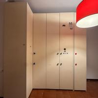 Armadio bianco ad angolo in legno