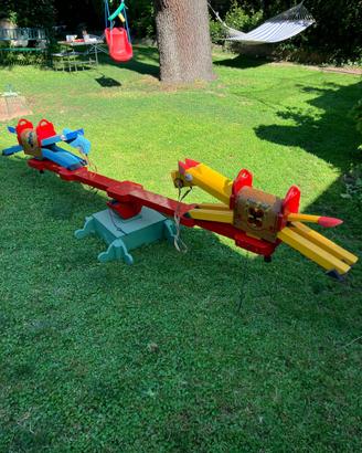Vecchio gioco in legno da giardino