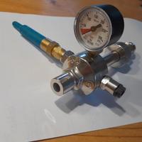 Erogatore per bombola a elio