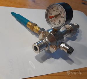 Erogatore per bombola a elio