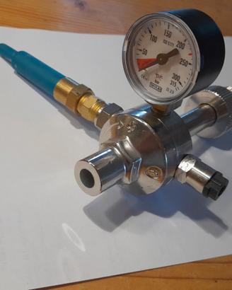 Erogatore per bombola a elio