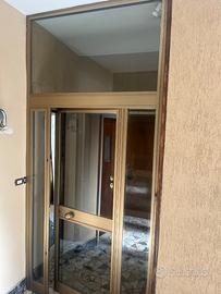 Vetrata con porta
