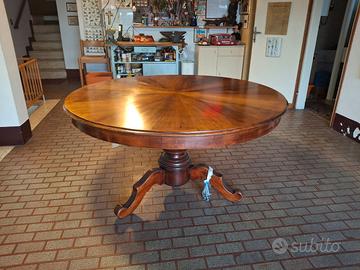 Antico tavolo rotondo in legno
