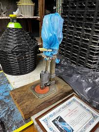 Macchina per innesto tappi bottiglie