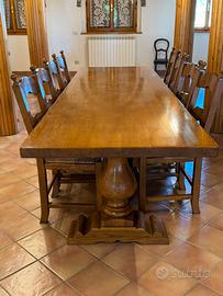 Tavolo in legno con sedie
