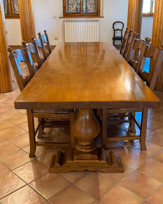 Tavolo in legno con sedie