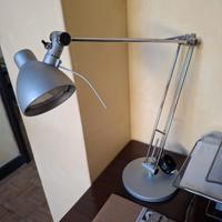 Lampada da scrivania in metallo
