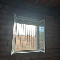 Finestre a petto,  a porta + grade