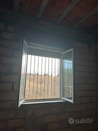Finestre a petto,  a porta + grade