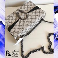 Borsa a tracolla con catena e fibbia nuova Nera