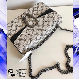 Borsa a tracolla con catena e fibbia nuova Nera