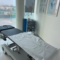 Ambulatorio in uso completo di lettino e servizi