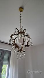 Lampadario ornamentale con pendenti in cristallo