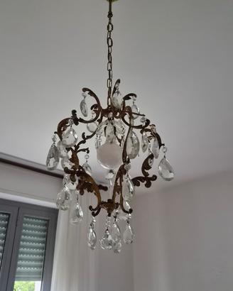 Lampadario ornamentale con pendenti in cristallo