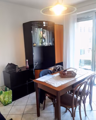 mobile sala con tavolo e 4 sedie