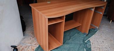 Scrivania per pc completa di sedia